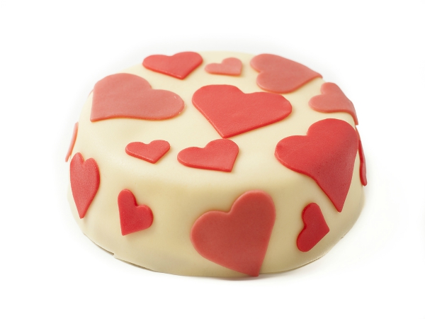 Ronde taart met marsepein hartjes